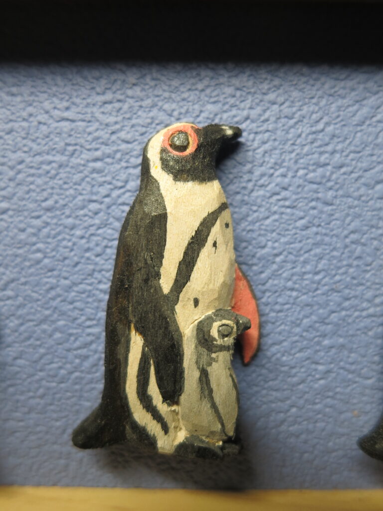 彫刻空を見上げるペンギン